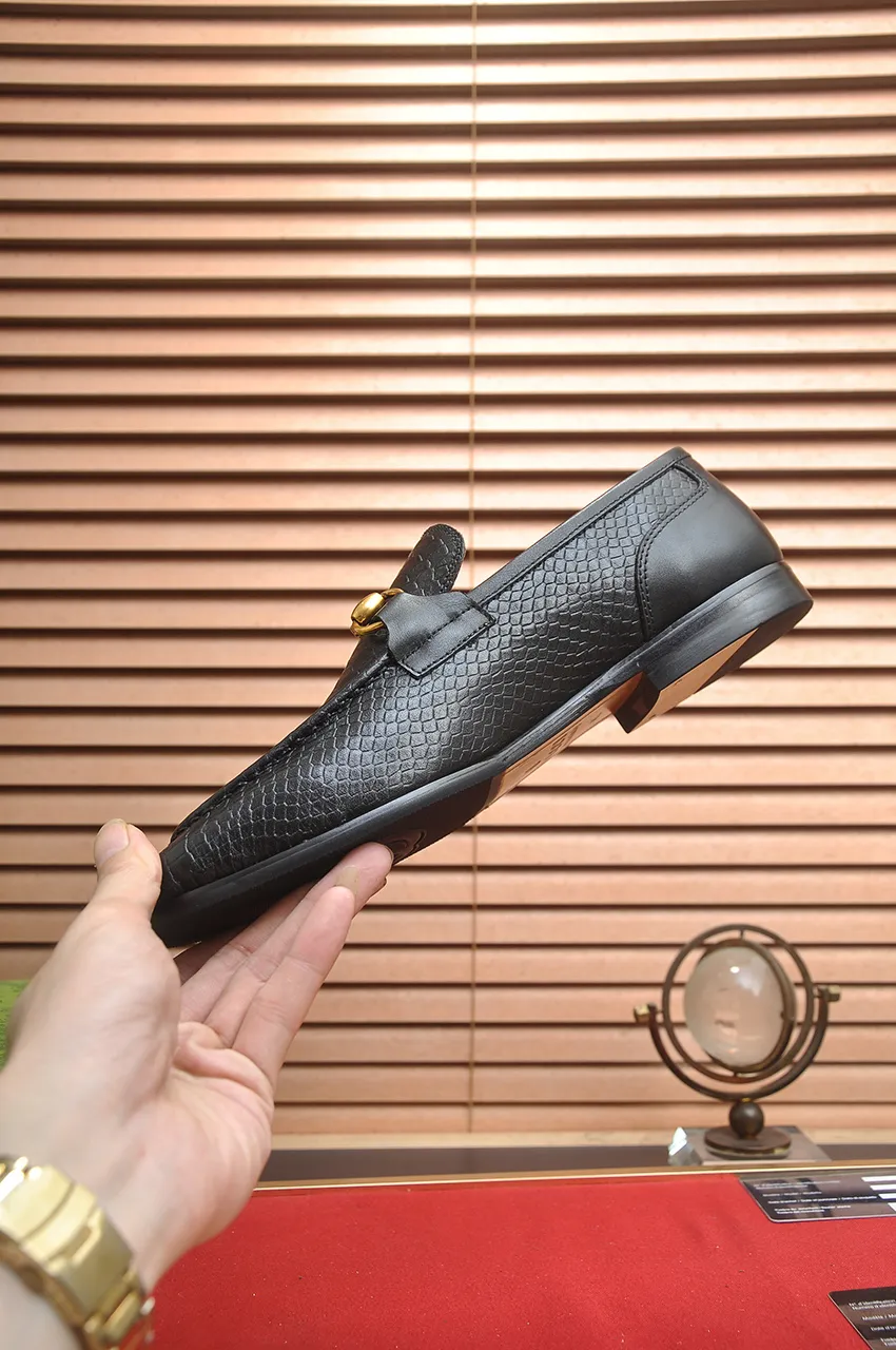 Men's shoes 💰600💶 Brand: GUCCI (Gucci) Standard size: Men's size 38/44 (45 can be customized) Grade: Same as the official website Original quality Material: Original cowhide Water-dyed cowhide lining Original rubber outsole Style category: Men's fashionable casual leather shoes Distinguished big-name luxury elements Top luxury Color: Actual picture